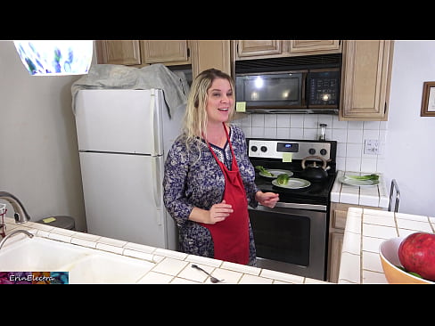 ❤️ Styfmom melkt him yn 'e keuken foar syn date ️❌ Anale fideo op fy.villagesexvideos.ru ﹏