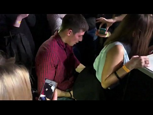 ❤️ Echte seks yn in Russyske nachtclub. 18-jierrich Russysk famke yn 'e anus en fagina neukt yn in nachtclub ️❌ Anale fideo op fy.villagesexvideos.ru ﹏