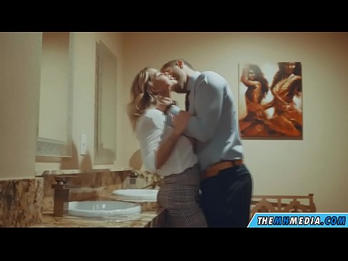 ❤️ As in busty blonde jo ferliedt yn in iepenbier toilet ️❌ Anale fideo op fy.villagesexvideos.ru ﹏